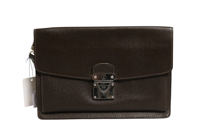 Belaia Clutch Taiga Leather Louis Vuitton