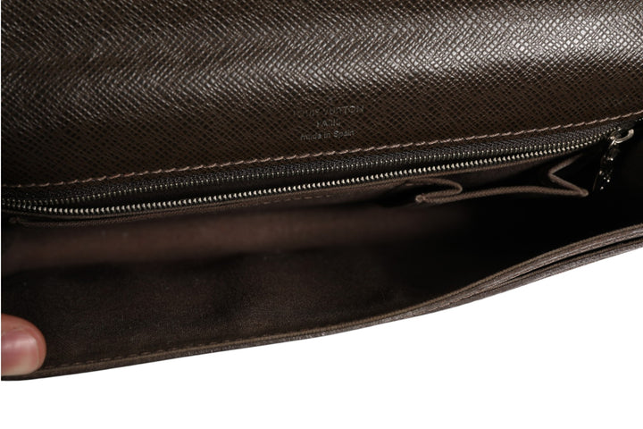 Belaia Clutch Taiga Leather Louis Vuitton